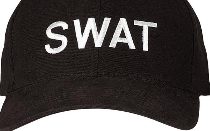 Кепка SWAT  ― настоящий военторг амуниция для экстрима дачи форменную одежду, обувь, головные уборы, снаряжение,  наш военторг станет лучшим местом для совершения покупок. Обратившись к нам, вы получаете выгодные расценки и гарантированно высокое качество продукции.8(495)642-32-56    voentorg.moscow     1734@bk.ru    В нашем каталоге представлены наиболее популярные и пользующиеся большим спросом товарные позиции. Ассортимент в наличии гораздо шире и постоянно пополняется интересными новинками. Всегда в наличии широкий выбор фурнитуры, шевронов, нашивок, знаков; также представлена сувенирная продукция в большом ассортименте. Армейский магазин – широкий выбор военных товаров  Армейский интернет-магазин  Фронт - это широкий выбор товаров военного и тактического направления:      одежды;     снаряжения;     тюнинга на оружие;     различных аксессуаров.  Предлагаемые товары пользуются спросом среди военных и сотрудников силовых структур. Также они популярны среди охотников, туристов и любителей практичной одежды милитари стиля.  Посетив наш магазин военторг в Москве, вы можете быть уверены в качестве и оригинальности изделий. Мы работаем напрямую с известными мировыми брендами военного и тактического снаряжения: Snugpak, ESS, Arktis, Kitanica, Aimpoint, Camelbak, Propper, EBERLESTOCK, CAA, Crye Precision, Outdoor Research и Under Armour. А также с производителями практичной и стильной одежды милитари от Schott Nyc. и Alpha industries. Реализуем армейские товары по выгодным ценам, без посреднических надбавок.  Изучив наш сайт, вы найдёте товары и других популярных брендов военно-тактического направления. Приобрести необходимую одежду и экипировку в Москве вы можете, посетив наши розничные военные магазины. Есть служба курьерской доставки. Наш военторг осуществляет отправку товаров по России. Для этого необходимо оформить заказ на сайте.  Если вы затрудняетесь в выборе - специалисты нашего магазина проконсультируют вас. Многие наши сотрудники увлекаются страйкболом, охотой, туризмом, практической стрельбой. Есть отслужившие в войсках РФ. Мы сами с удовольствием используем военные товары: как одежду, так и снаряжение из нашего магазина. Всегда готовы поделиться личным опытом и помочь хорошим советом. Магазин военных товаров в Москве – идеальный вариант покупки качественных изделий.