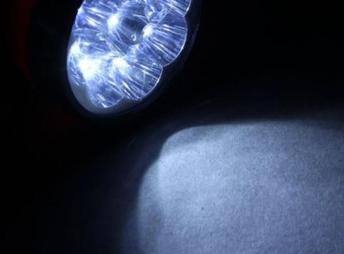 Фонарь КРАСНАЯ ЦЕНА 5388 аккумуляторный, 9 LED, 2 режима (5/9), встр. вилка д/прямой зарядки от 220В