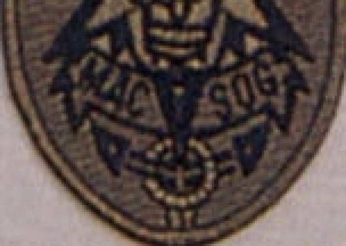Темная нашивка VIET MAC-SOG  ― настоящий военторг амуниция для экстрима дачи форменную одежду, обувь, головные уборы, снаряжение,  наш военторг станет лучшим местом для совершения покупок. Обратившись к нам, вы получаете выгодные расценки и гарантированно высокое качество продукции.8(495)642-32-56         1734@bk.ru    В нашем каталоге представлены наиболее популярные и пользующиеся большим спросом товарные позиции. Ассортимент в наличии гораздо шире и постоянно пополняется интересными новинками. Всегда в наличии широкий выбор фурнитуры, шевронов, нашивок, знаков; также представлена сувенирная продукция в большом ассортименте. Армейский магазин – широкий выбор военных товаров  Армейский интернет-магазин  Фронт - это широкий выбор товаров военного и тактического направления:      одежды;     снаряжения;     тюнинга на оружие;     различных аксессуаров.  Предлагаемые товары пользуются спросом среди военных и сотрудников силовых структур. Также они популярны среди охотников, туристов и любителей практичной одежды милитари стиля.  Посетив наш магазин военторг в Москве, вы можете быть уверены в качестве и оригинальности изделий. Мы работаем напрямую с известными мировыми брендами военного и тактического снаряжения: Snugpak, ESS, Arktis, Kitanica, Aimpoint, Camelbak, Propper, EBERLESTOCK, CAA, Crye Precision, Outdoor Research и Under Armour. А также с производителями практичной и стильной одежды милитари от Schott Nyc. и Alpha industries. Реализуем армейские товары по выгодным ценам, без посреднических надбавок.  Изучив наш сайт, вы найдёте товары и других популярных брендов военно-тактического направления. Приобрести необходимую одежду и экипировку в Москве вы можете, посетив наши розничные военные магазины. Есть служба курьерской доставки. Наш военторг осуществляет отправку товаров по России. Для этого необходимо оформить заказ на сайте.  Если вы затрудняетесь в выборе - специалисты нашего магазина проконсультируют вас. Многие наши сотрудники увлекаются страйкболом, охотой, туризмом, практической стрельбой. Есть отслужившие в войсках РФ. Мы сами с удовольствием используем военные товары: как одежду, так и снаряжение из нашего магазина. Всегда готовы поделиться личным опытом и помочь хорошим советом. Магазин военных товаров в Москве – идеальный вариант покупки качественных изделий.