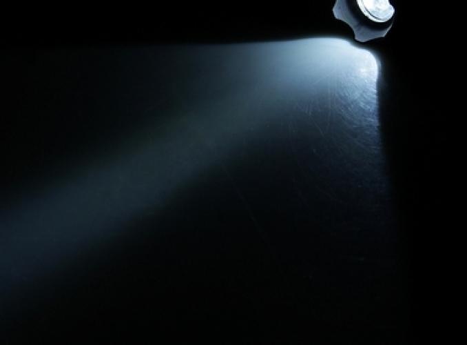 Фонарик 1 диод рассеиватель в виде короны, прорезиненный пластик, черный 4х4х11см