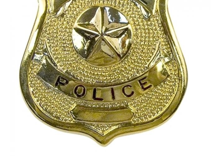 Значок SPECIAL POLICE золотой  ― настоящий военторг амуниция для экстрима дачи форменную одежду, обувь, головные уборы, снаряжение,  наш военторг станет лучшим местом для совершения покупок. Обратившись к нам, вы получаете выгодные расценки и гарантированно высокое качество продукции.8(495)642-32-56         1734@bk.ru    В нашем каталоге представлены наиболее популярные и пользующиеся большим спросом товарные позиции. Ассортимент в наличии гораздо шире и постоянно пополняется интересными новинками. Всегда в наличии широкий выбор фурнитуры, шевронов, нашивок, знаков; также представлена сувенирная продукция в большом ассортименте. Армейский магазин – широкий выбор военных товаров  Армейский интернет-магазин  Фронт - это широкий выбор товаров военного и тактического направления:      одежды;     снаряжения;     тюнинга на оружие;     различных аксессуаров.  Предлагаемые товары пользуются спросом среди военных и сотрудников силовых структур. Также они популярны среди охотников, туристов и любителей практичной одежды милитари стиля.  Посетив наш магазин военторг в Москве, вы можете быть уверены в качестве и оригинальности изделий. Мы работаем напрямую с известными мировыми брендами военного и тактического снаряжения: Snugpak, ESS, Arktis, Kitanica, Aimpoint, Camelbak, Propper, EBERLESTOCK, CAA, Crye Precision, Outdoor Research и Under Armour. А также с производителями практичной и стильной одежды милитари от Schott Nyc. и Alpha industries. Реализуем армейские товары по выгодным ценам, без посреднических надбавок.  Изучив наш сайт, вы найдёте товары и других популярных брендов военно-тактического направления. Приобрести необходимую одежду и экипировку в Москве вы можете, посетив наши розничные военные магазины. Есть служба курьерской доставки. Наш военторг осуществляет отправку товаров по России. Для этого необходимо оформить заказ на сайте.  Если вы затрудняетесь в выборе - специалисты нашего магазина проконсультируют вас. Многие наши сотрудники увлекаются страйкболом, охотой, туризмом, практической стрельбой. Есть отслужившие в войсках РФ. Мы сами с удовольствием используем военные товары: как одежду, так и снаряжение из нашего магазина. Всегда готовы поделиться личным опытом и помочь хорошим советом. Магазин военных товаров в Москве – идеальный вариант покупки качественных изделий.