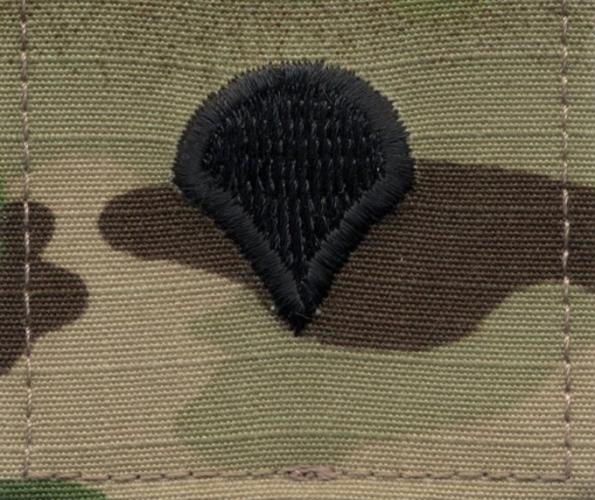 Нашивка специалиста армии США ― настоящий военторг амуниция для экстрима дачи форменную одежду, обувь, головные уборы, снаряжение,  наш военторг станет лучшим местом для совершения покупок. Обратившись к нам, вы получаете выгодные расценки и гарантированно высокое качество продукции.8(495)642-32-56         1734@bk.ru    В нашем каталоге представлены наиболее популярные и пользующиеся большим спросом товарные позиции. Ассортимент в наличии гораздо шире и постоянно пополняется интересными новинками. Всегда в наличии широкий выбор фурнитуры, шевронов, нашивок, знаков; также представлена сувенирная продукция в большом ассортименте. Армейский магазин – широкий выбор военных товаров  Армейский интернет-магазин  Фронт - это широкий выбор товаров военного и тактического направления:      одежды;     снаряжения;     тюнинга на оружие;     различных аксессуаров.  Предлагаемые товары пользуются спросом среди военных и сотрудников силовых структур. Также они популярны среди охотников, туристов и любителей практичной одежды милитари стиля.  Посетив наш магазин военторг в Москве, вы можете быть уверены в качестве и оригинальности изделий. Мы работаем напрямую с известными мировыми брендами военного и тактического снаряжения: Snugpak, ESS, Arktis, Kitanica, Aimpoint, Camelbak, Propper, EBERLESTOCK, CAA, Crye Precision, Outdoor Research и Under Armour. А также с производителями практичной и стильной одежды милитари от Schott Nyc. и Alpha industries. Реализуем армейские товары по выгодным ценам, без посреднических надбавок.  Изучив наш сайт, вы найдёте товары и других популярных брендов военно-тактического направления. Приобрести необходимую одежду и экипировку в Москве вы можете, посетив наши розничные военные магазины. Есть служба курьерской доставки. Наш военторг осуществляет отправку товаров по России. Для этого необходимо оформить заказ на сайте.  Если вы затрудняетесь в выборе - специалисты нашего магазина проконсультируют вас. Многие наши сотрудники увлекаются страйкболом, охотой, туризмом, практической стрельбой. Есть отслужившие в войсках РФ. Мы сами с удовольствием используем военные товары: как одежду, так и снаряжение из нашего магазина. Всегда готовы поделиться личным опытом и помочь хорошим советом. Магазин военных товаров в Москве – идеальный вариант покупки качественных изделий.